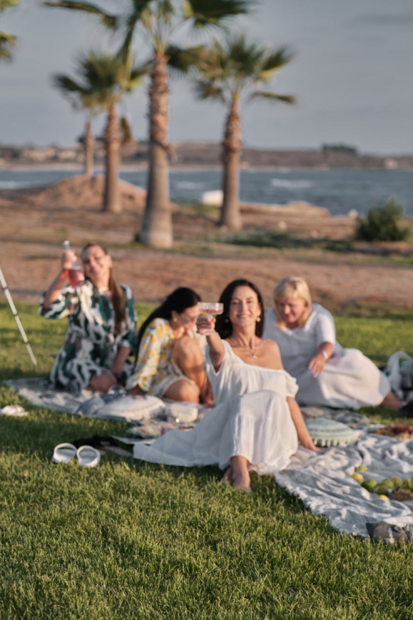 Photoshoot picnic with metaphoric cards \/ \u0424\u043e\u0442\u043e\u043f\u0456\u043a\u043d\u0456\u043a \u0437 \u043c\u0435\u0442\u0430\u0444\u043e\u0440\u0438\u0447\u043d\u0438\u043c\u0438 \u043a\u0430\u0440\u0442\u0430\u043c\u0438