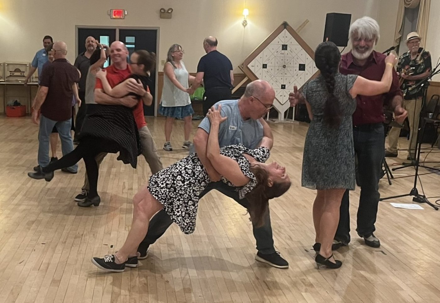 Swing dance with Ahlfabet!