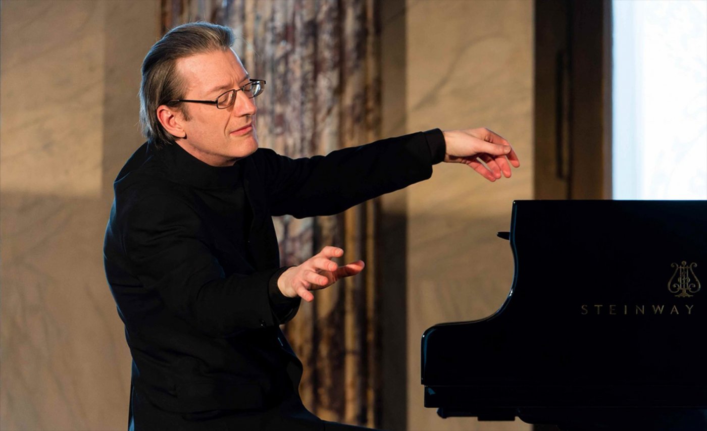 Ll\u0177r Williams, piano