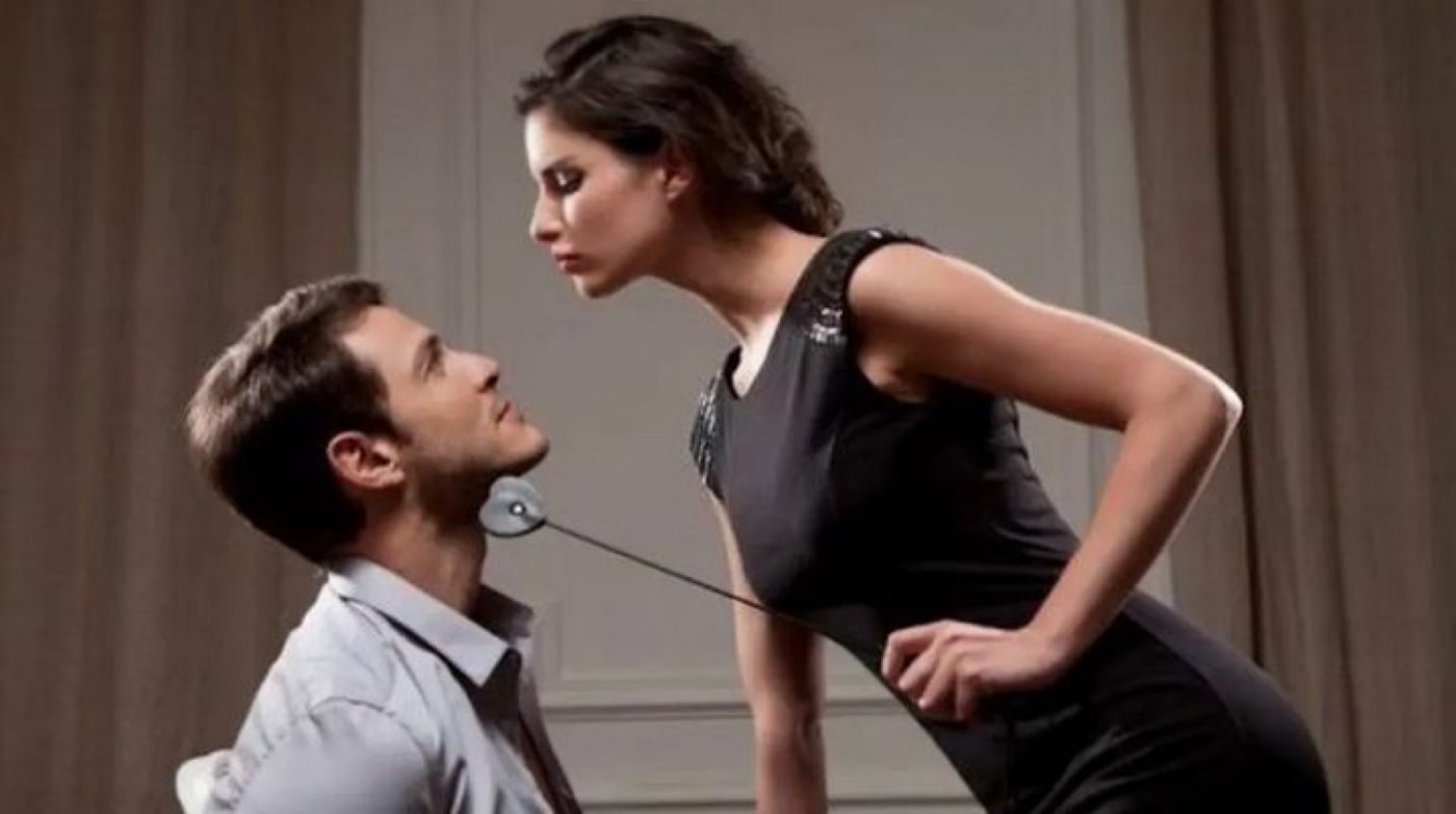 Ve\u010der v\u011bdom\u00e9 hry s moc\u00ed a odevzd\u00e1n\u00edm