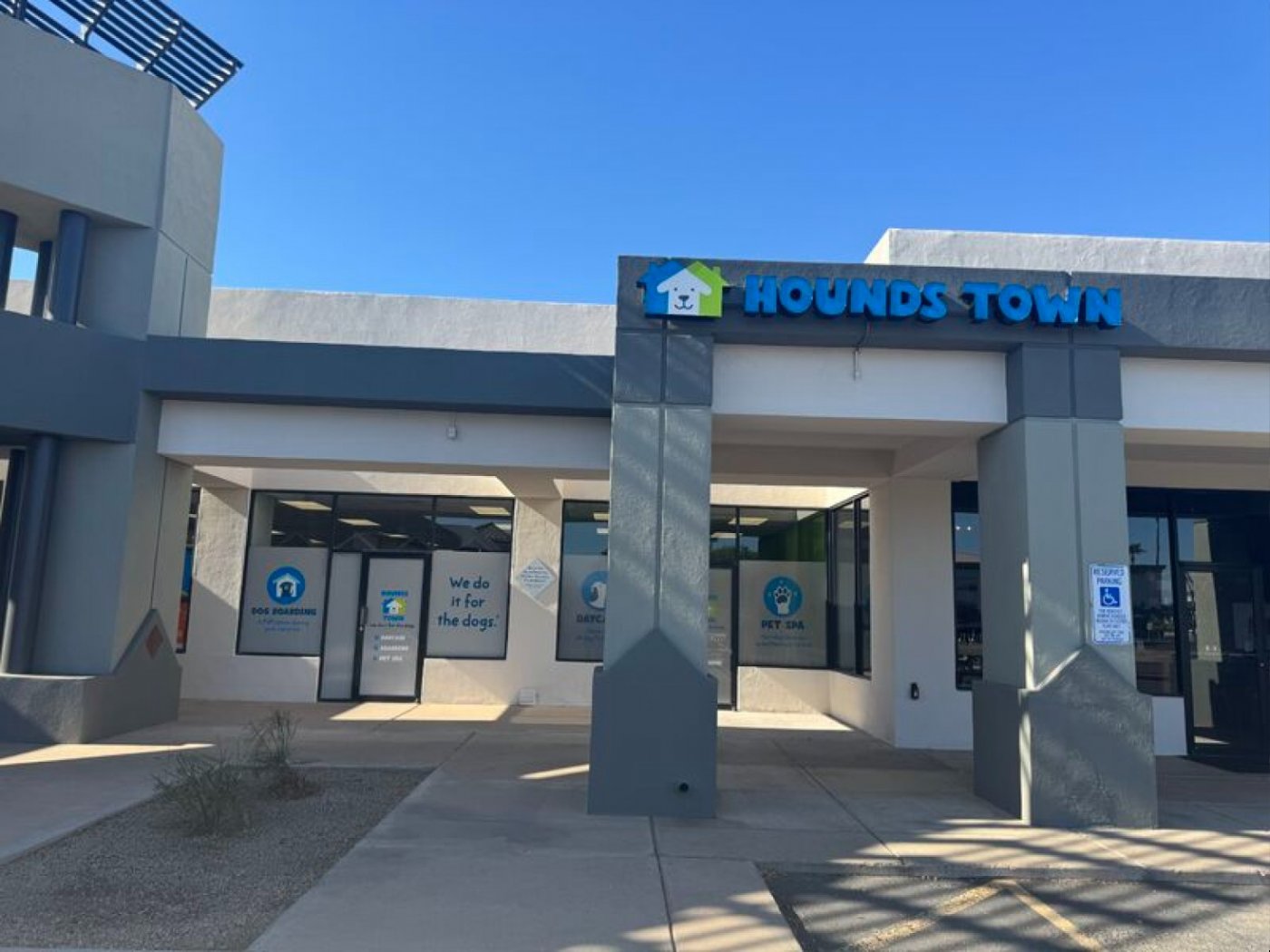 Hounds Town North Phoenix Grand "O-Pawning" and Ribbon-Cutting Ceremony