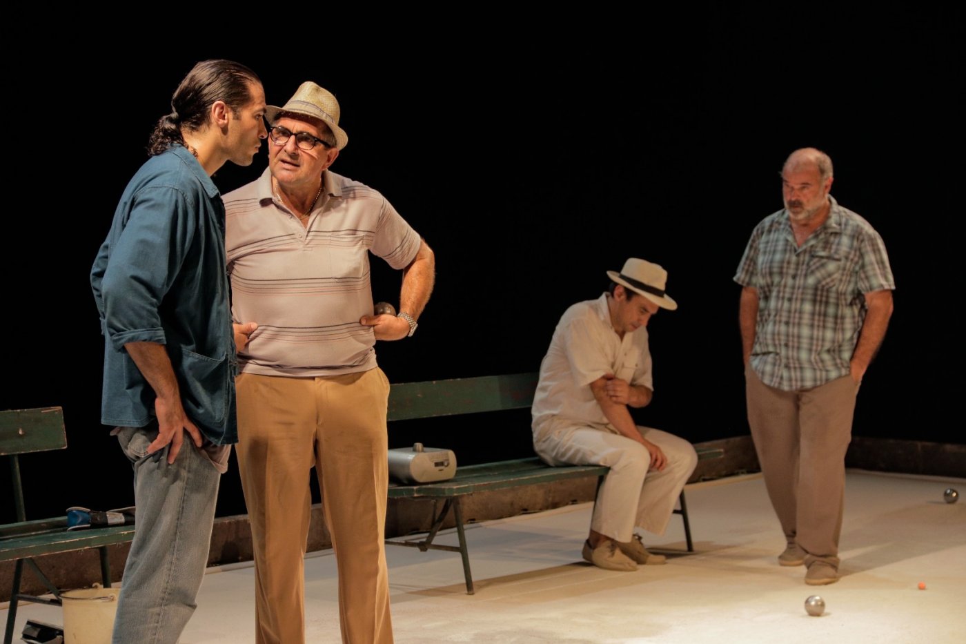 Les pieds tanqu\u00e9s, quand les m\u00e9moires s\u2019entrechoquent 